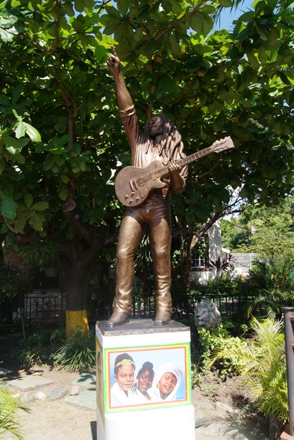 Памятник Бобу Марли в натуральную высоту Кингстон, Ямайка (Bob Marleys museum Kingston - entrance statue ,Kingston Jamaica)